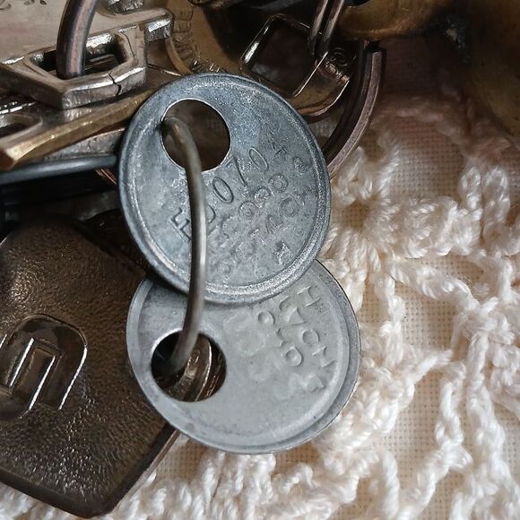 Vintage Brass Heart Shaped 2.5 inch Key‎ Chain with 13 Keys - Picture 15 of 15